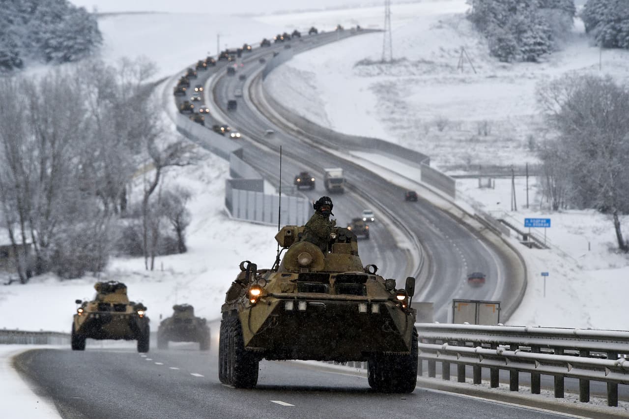 Un convoy de vehículos blindados rusos avanzando por una carretera en Crimea el 18 de enero de 2022. Crimea, una península ucraniana en el mar Negro, fue anexada por los rusos a su territorio en 2014. El acecho de Rusia a la antigua república soviética ha impulsado su acercamiento con los miembros de la Organización del Tratado del Atlántico Norte (OTAN).
<br>
<br>A principios de diciembre la inteligencia de 
<a href="https://www.univision.com/noticias/mundo/tropas-rusas-frontera-ucrania-amenaza-guerra-otan-eeuu"><u>Estados Unidos advirtió del movimiento de tropas rusas a su frontera con Ucrania</u></a>. Según la última evaluación de inteligencia del Ministerio de Defensa de ese país, 
<b>Rusia ha desplegado más de 127,000 soldados en la región</b>.