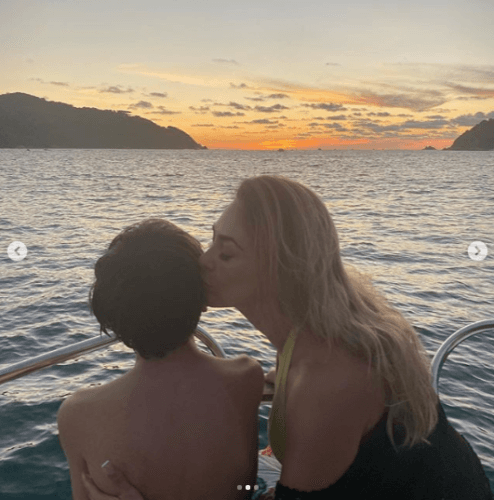 Miguel es ahora un adolescente y casi está de la estatura de su madre.