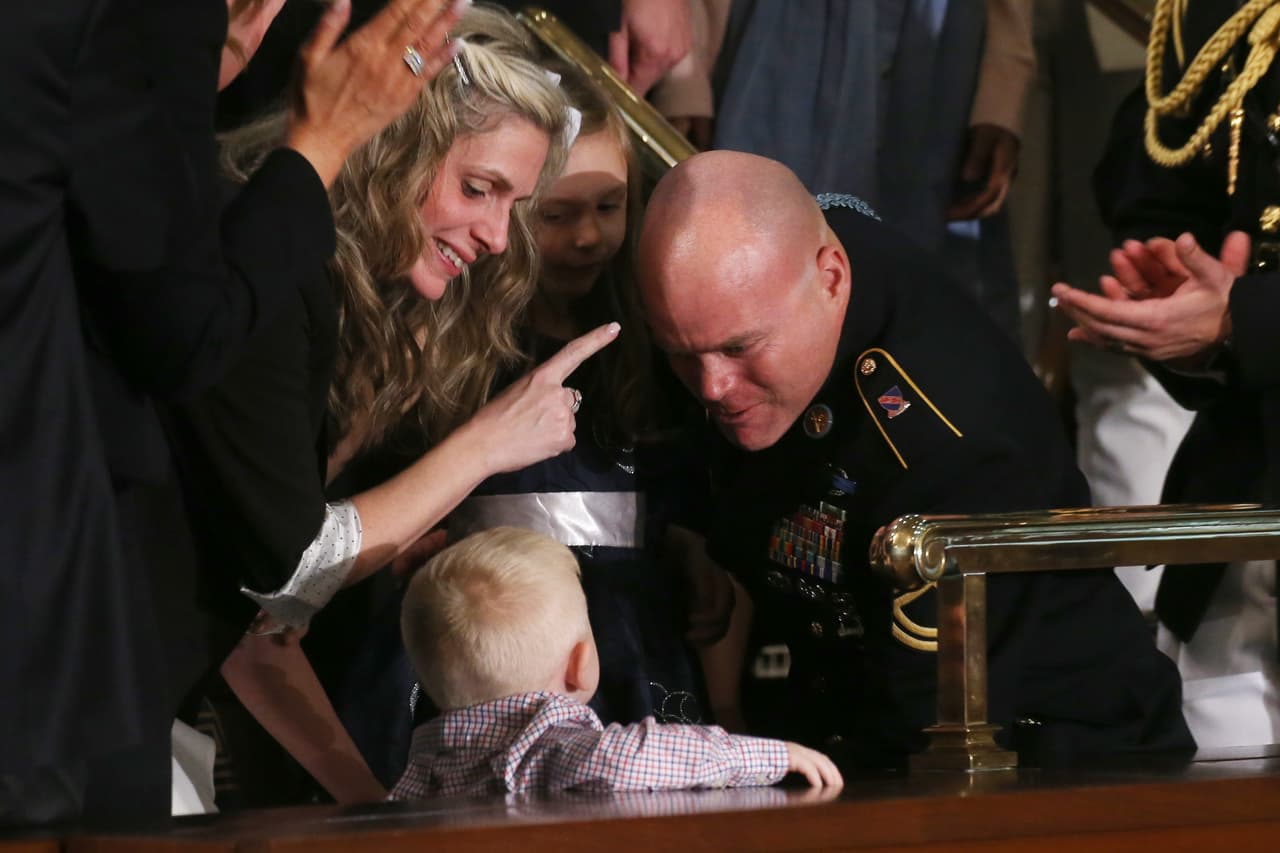 Trump hizo un llamado a que más soldados estadounidenses vuelvan al país. En ese momento llamó a Townsend Williams, un militar que estaba de servicio en Afganistán. Este entró a la sala y sorprendió a su esposa Amy y sus dos hijos.