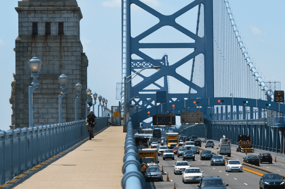 <b>Puente Ben Franklin</b>
<br>¿Cuántas personas pueden decir que han cruzado las fronteras estatales? Realice su entrenamiento en la 
<a href="http://www.drpa.org/bridges/ben-franklin-walkway.asp" target="_blank">colina en un circuito de ida y vuelta</a> a Nueva Jersey comenzando en la entrada peatonal del puente Ben Franklin en 5th y Race Street (al otro lado de la calle de la Casa de la Moneda de EE. UU.). Cada cruce mide aproximadamente 1.8 millas, así que haga un poco más de kilometraje corriendo hacia el sur por Penn's Landing después. Te esperan bebidas después de la carrera en Spruce Street Harbor Park.
<br>