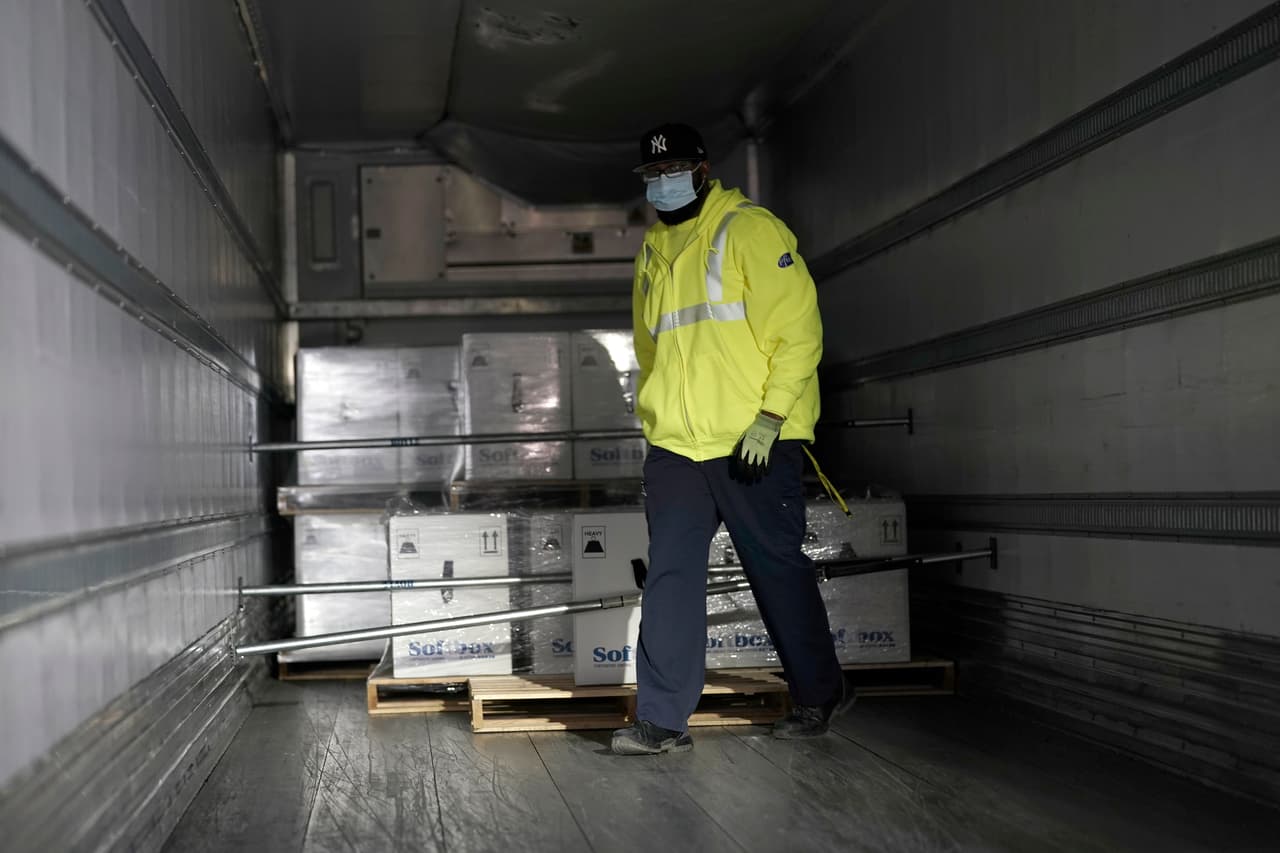 Luego, un trabajador coloca y fija las cajas con las dosis ultrarrefrigeradas dentro del camión.