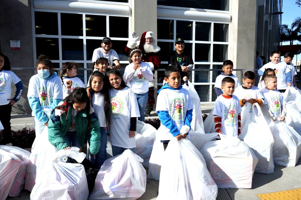 En colaboración con Mattel y 
<b><a href="https://www.univision.com/local/los-angeles-kmex/santa-claus-intercambia-elotes-por-juguetes-para-ninos-en-hospitales-de-mexico-video" target="_blank">Santa Claus</a></b>, a quien puso a trabajar 
<b>6 días antes de Navidad</b>, Prince Jackson se encargó de que
<b> los niños que menos juguetes podían esperar</b>, recibieran 
<b>la sorpresa de sus vidas</b> durante el evento 'Heal LA Christmas', celebrado en El Segundo.
