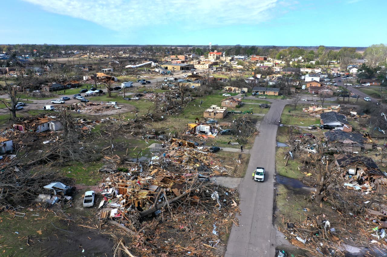 Según la última actualización de la Agencia de Manejo de Emergencias de Mississippi (MSEMA, en inglés), la cifra de muertos en este estado era de 25, con más de 50 heridos 
<a href="https://www.univision.com/noticias/estados-unidos/tornado-muertos-heridos-desastre-mississippi-alabama" target="_blank">por los tornados</a>. Una persona más murió en Alabama, por lo que el número de fallecidos para la tarde de este domingo es de 26.