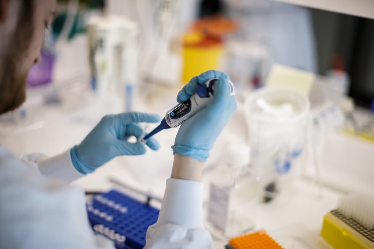 Pacientes latinos son prioridad para el ensayo clínico de fase 3 de una vacuna contra el coronavirus
