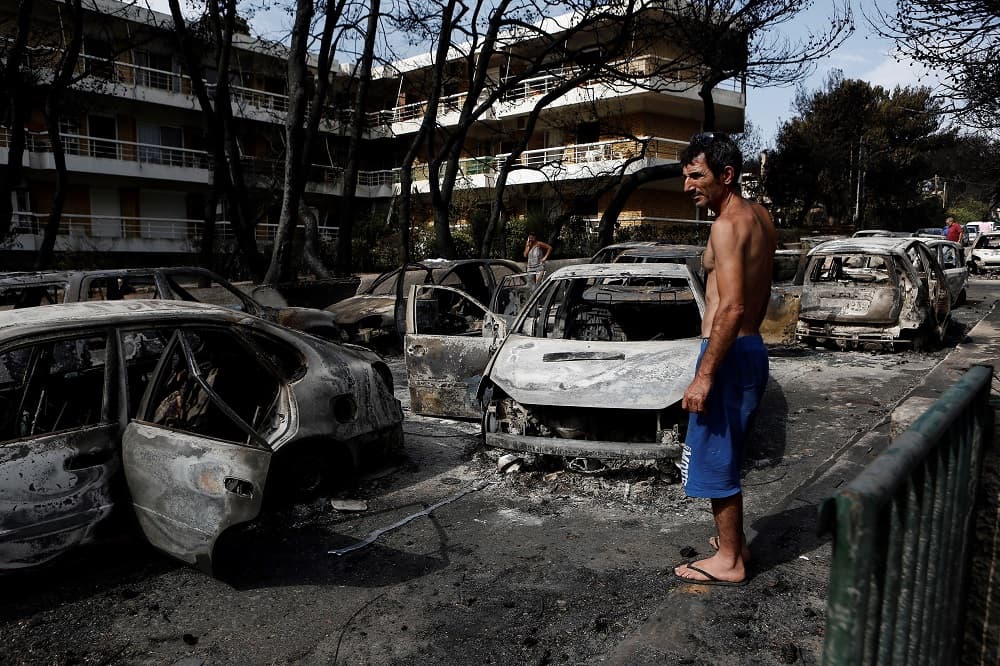 En 2007, 64 personas fallecieron en los 3,000 incendios declarados en la península del Peloponeso. La mayoría de las víctimas mortales de los últimos incendios registradas hasta el momento perecieron en sus casas o en sus vehículos, arrasados por las llamas que se propagaron con suma rapidez.