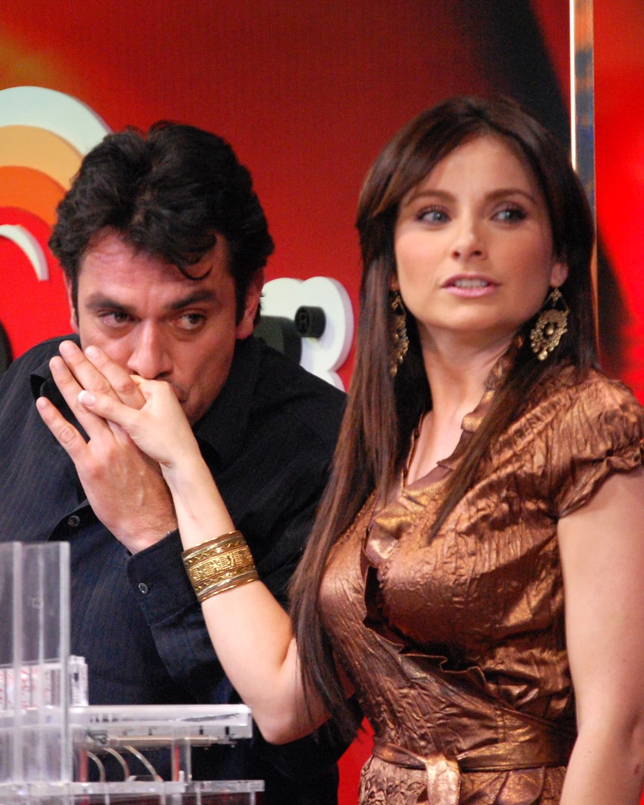 "Somos novios, quiero confirmar que ya existe una relación con 
<b><a href="http://www.univision.com/temas/elizabeth-alvarez">Elizabeth</a></b>, estoy muy feliz y encantado por esta relación. Ya lo puedo hacer público porque ya me dio el sí", aseguró el actor al programa radiofónico '
<b>Todo para la mujer</b>' en ese entonces.