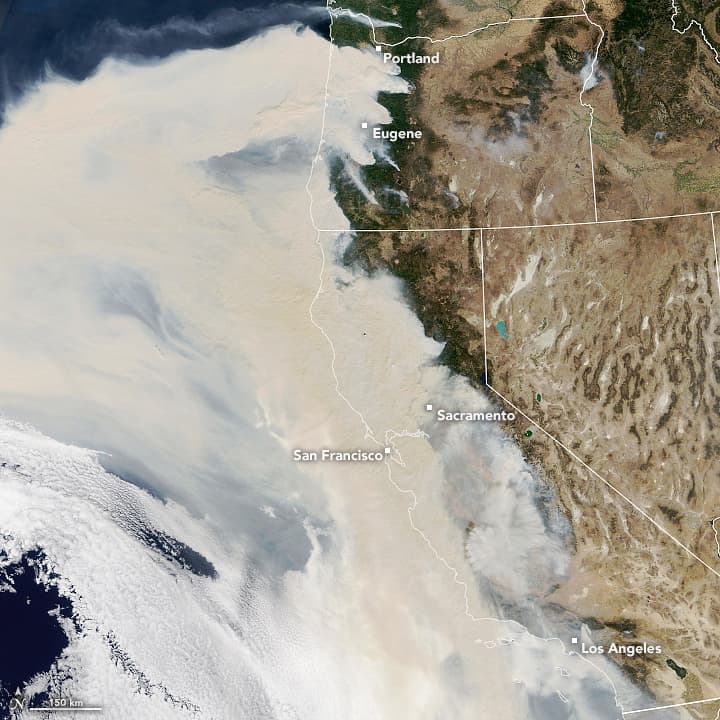El 9 de septiembre de 2020, el espectrorradiómetro de imágenes de resolución moderada (MODIS) del satélite Terra de la NASA capturó esta imagen en color natural de humo espeso que fluye 
<a href="https://www.univision.com/noticias/sucesos/la-costa-oeste-cubierta-de-humo-los-poderosos-incendios-en-fotografias-satelitales-fotos">desde una línea de incendios intensos en Oregón y California</a> que continúan arrasando en el área. 
<br>