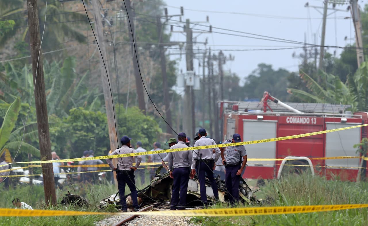 Policías y militares cubanos custodian los restos del avión Boeing 737 accidentado.