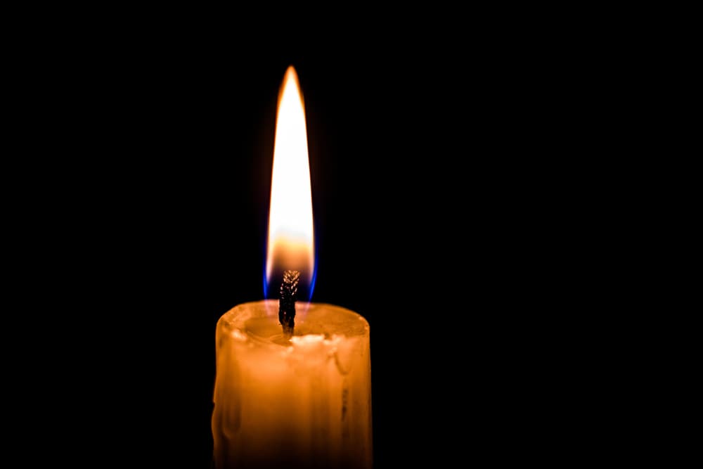 Por otro lado, si llega a prenderse de repente la vela sin ningún motivo o ayuda, implica que seres que nos protegen no quieren que se acabe la luz porque algo bueno o malo se dirige hacia la persona que realiza la consulta.