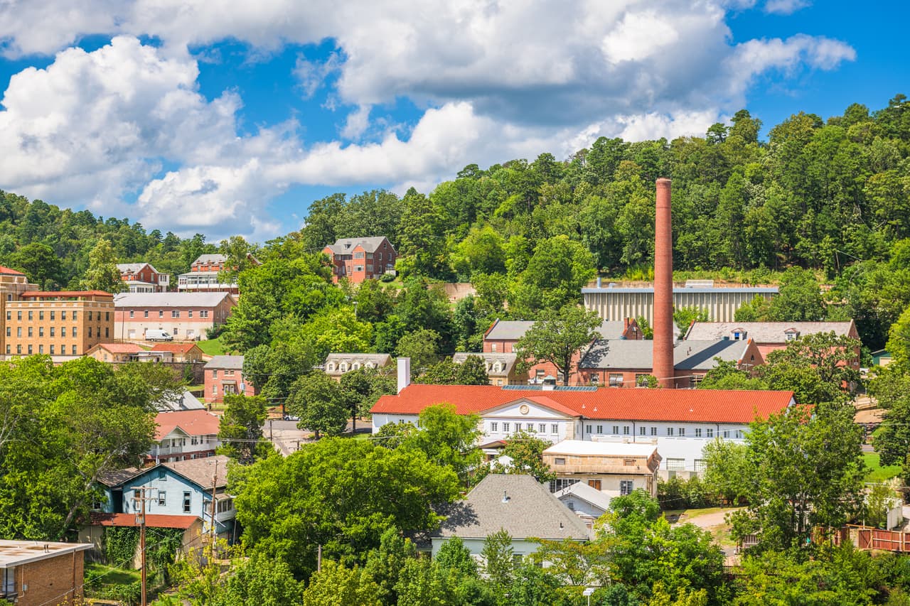 <b>Puesto 2. Hot Springs, Arkansas.</b>
<br>
<br>Entradas ilegales para cometer robos en 2019: 2,026 por cada 100,000 habitantes.
<br>
<br>Porcentaje del total de este tipo de crímenes en el estado: 4.2% de 11,611.
<br>
<br>Tasa de pobreza en 2019: 24.3%.
<br>
<br>Tasa de desempleo en 2019: 4.2%.
<br>
