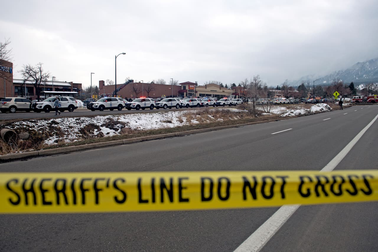 La policía de Boulder, una ciudad de más de 100,000 personas a las faldas de las Montañas Rocosas, reportó a través de su cuenta de Twitter a 
<a href="https://www.univision.com/noticias/tiroteos/tiroteo-colorado-tienda-comestibles-king-soopers">las 14:49 hora local (MT)</a> que había un tiroteo en un centro comercial, pidiendo a la población que se resguardara por la presencia de "un individuo armado y peligroso".