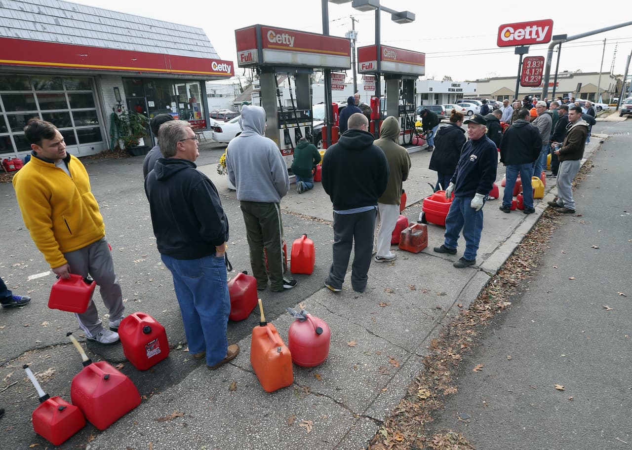 <b>5.</b> 
<b>Rellena el <a href="http://www.univision.com/noticias/a-bordo/cual-es-la-mejor-gasolina-para-tu-auto-a-bordo-tips-video" target="_blank">tanque de combustible</a> hasta el tope</b> 
<b>y de ser posible mantén un tanque de reserva</b>. Después de una tormenta severa es normal que se interrumpan los suministros de combustible en el área afectada. Las filas de autos en las estaciones de servicio que aún mantengan suministros de combustible se hacen interminablemente largas y los ánimos de las personas se pueden caldear rápidamente. Esta es una situación que hay que evitar, más aún después de una tormenta severa.