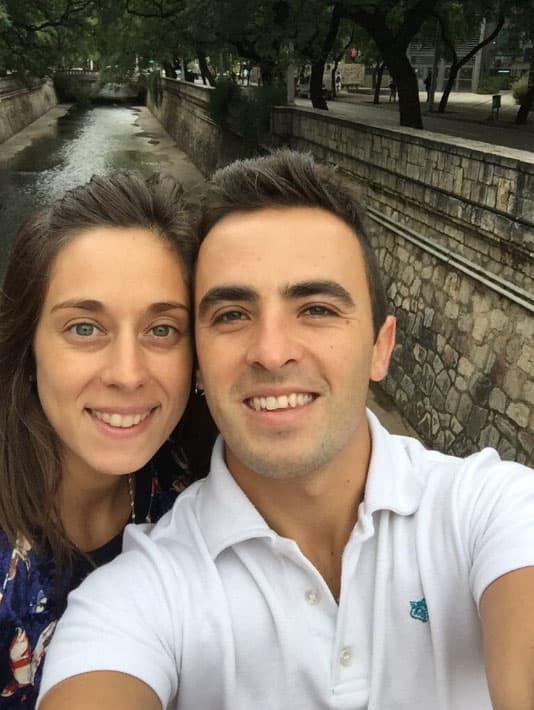 Actualmente vive con su pareja María Lara López, con quien ya lleva más de cuatro años de relación.