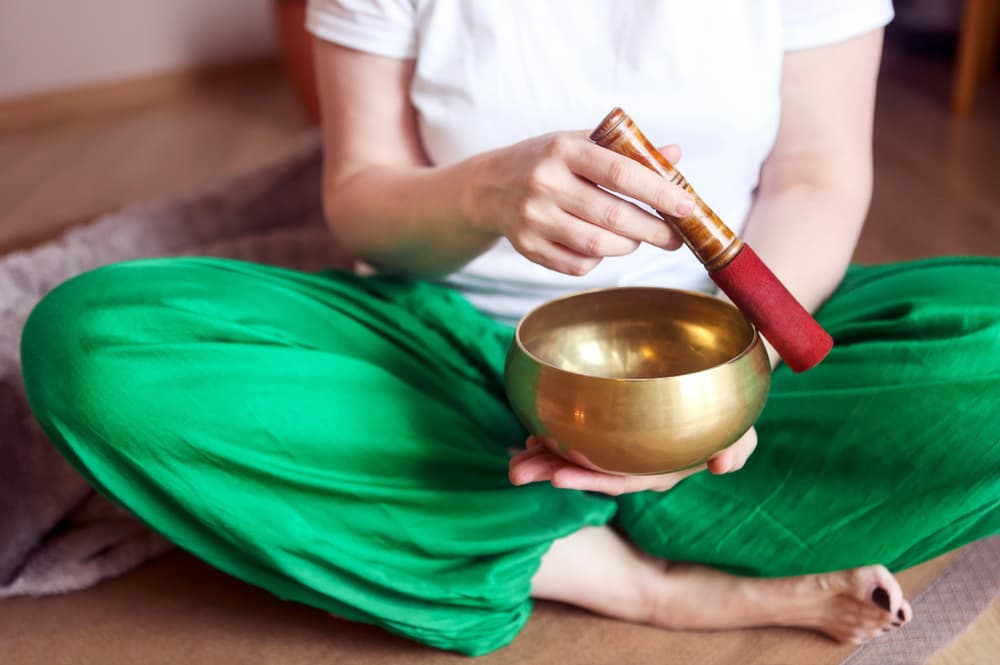 Relacionado con la música y la meditación, también hay cosas maravillosas como los cuencos tibetanos, que te ayudarán a relajarte y sentirte en una frecuencia de energía que te depurará la mala energía y te sentirás en paz contigo mismo.
