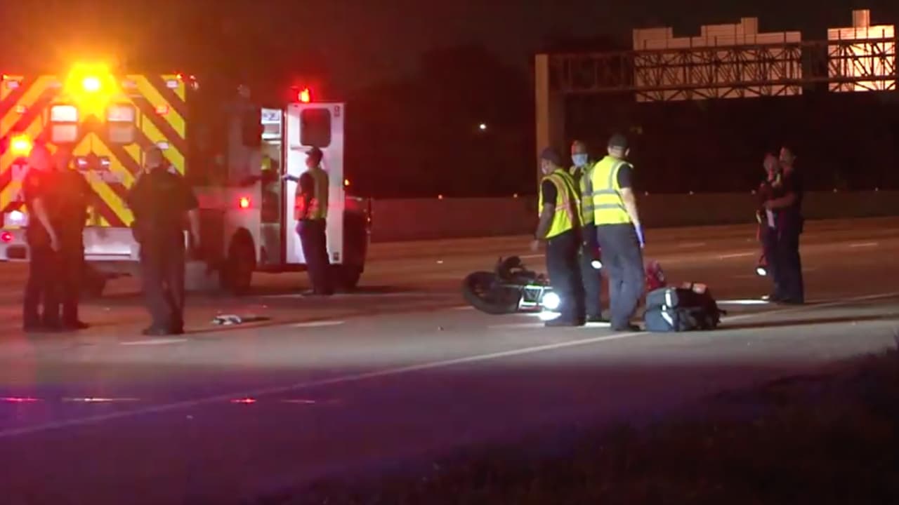 Llamadas reportaban que una mujer caminaba por los carriles de la autopista 610 en Houston y un motociclista la atropelló y su moto se estrelló.