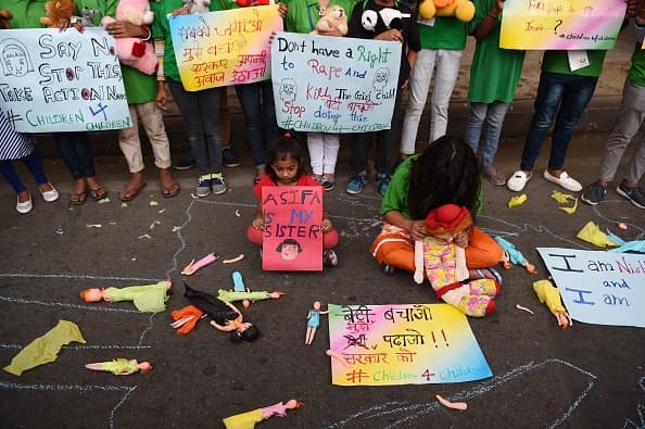 <b>"Ashifa es mi hermana". </b>Las niñas protestaron con juguetes por este y otro caso de violación contra una adolescente de 17 años que no ha conseguido justicia.