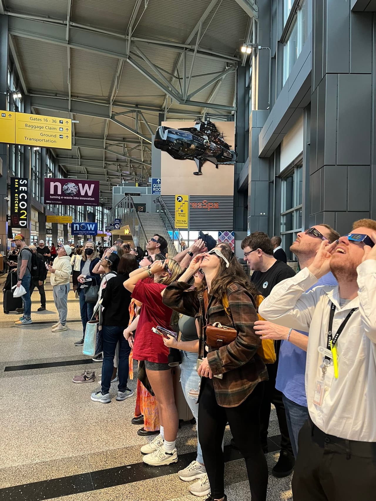 Viajeros tuvieron que presenciar el eclipse desde el Aeropuerto Internacional de la Ciudad de Austin, en donde también hubo oportunidad de obtener gafas especiales para ver el eclipse.