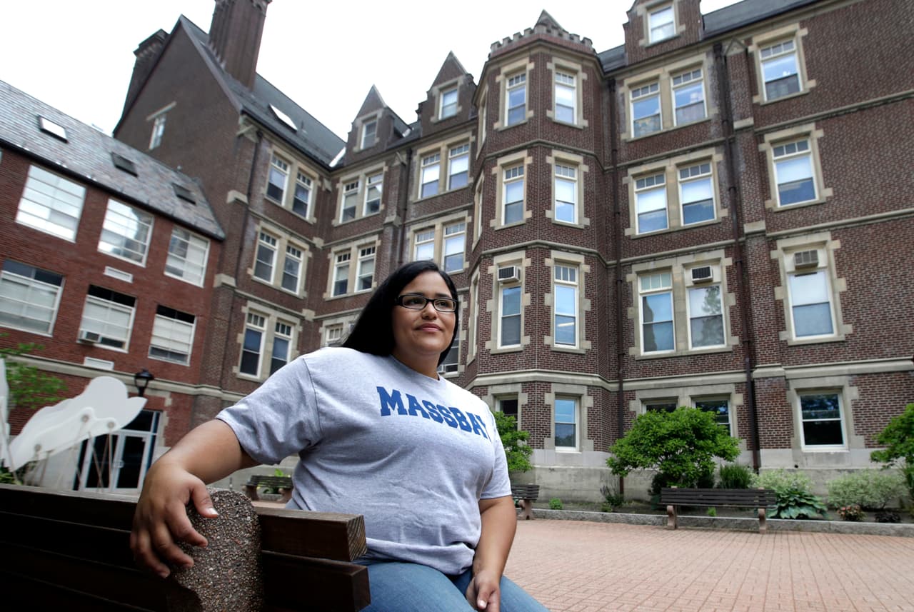 <b>National Alliance for Hispanic Health</b>
<br>La 
<a href="http://www.alliancescholars.org/scholarships.html">Alianza Nacional para la Salud Hispana</a> le regala becas a 35 estudiantes que declaren una carrera en STEM.