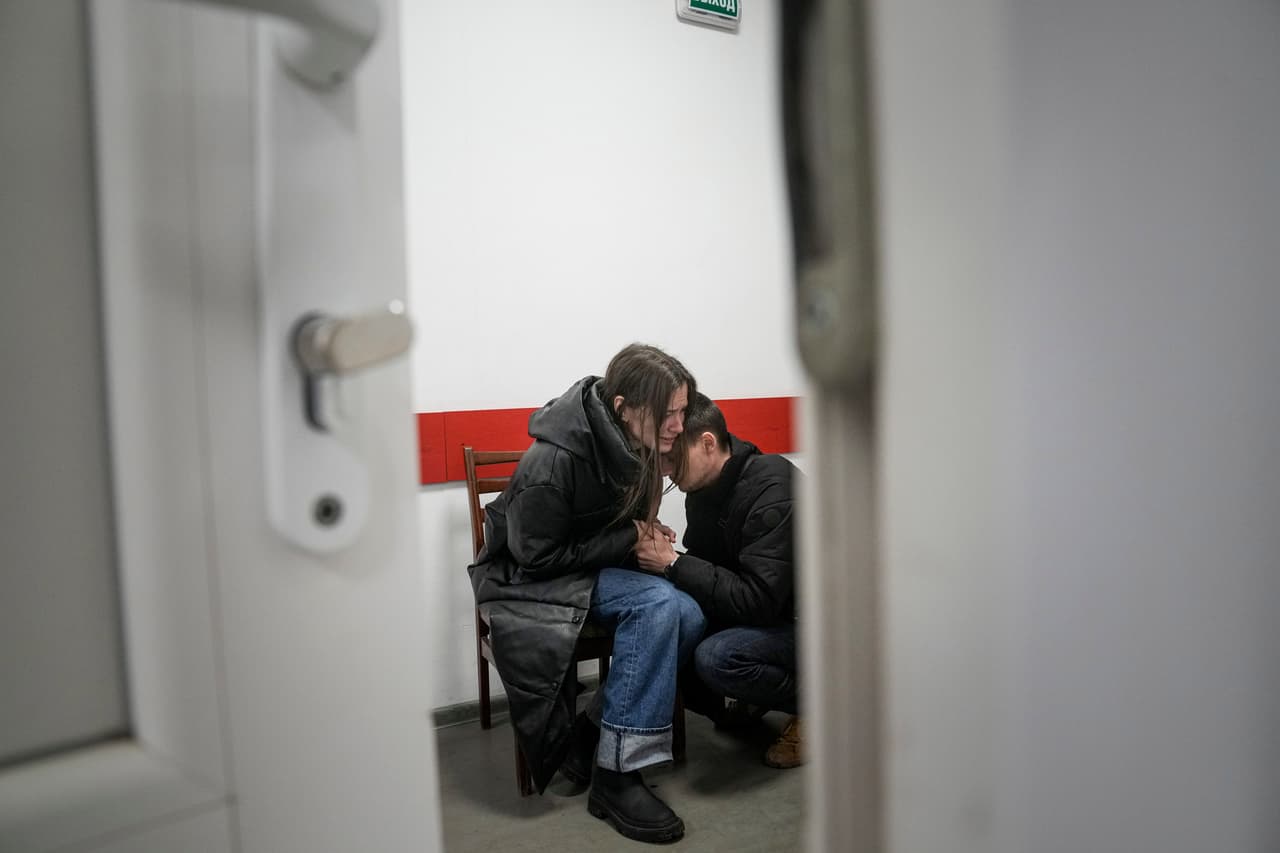 Marina y Fedor quedaron captados en esta otra imagen, consolándose uno al otro, tras la muerte del pequeño Kirill.