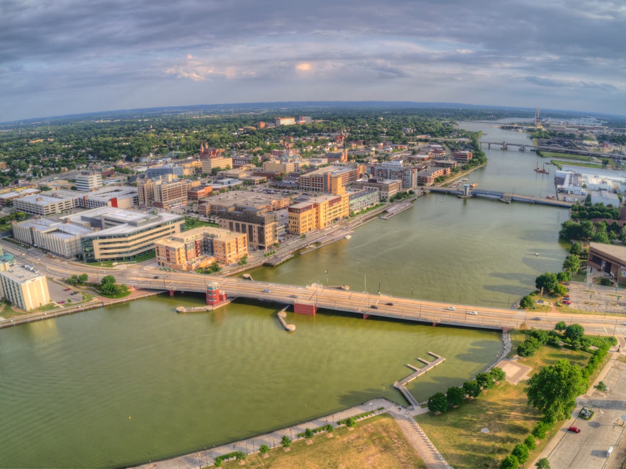 <h3 class="cms-H3-H3">20. Wisconsin</h3>
<br>
<br>🚧 
<b>Ofertas de trabajo para mayo de 2022: </b>7.2%
<br>
<br>🚧 
<b>Tasa de desempleo para mayo de 2022: </b>2.9%
<br>
<br>🚧 
<b>Aumento de ofertas laborales con respecto al año anterior: </b>+14.1%
<br>
<br>🚧
<b> Fuerza laboral:</b> 3,149,219 personas.
<br>
