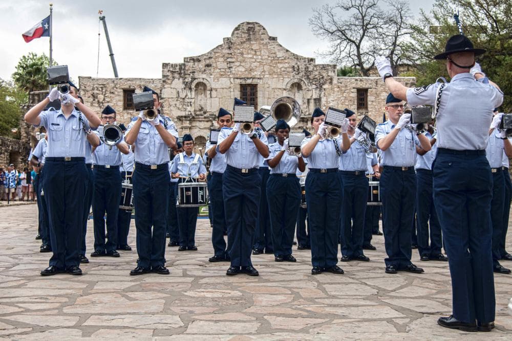 <h2 class="cms-H2-H2">Air Force Day at the Alamo</h2>
<br>
<ul>
 <li class="li1">Cuándo: 28 de abril</li>
</ul> 
<ul>
 <li class="li1">Hora: 11:00 a 14:00 horas</li>
</ul> 
<ul>
 <li class="li1">Dónde: Alamo Plaza</li>
</ul> 
<ul>
 <li class="li1">Qué es: Con la presencia de la Fuerza Aérea de Estados Unidos.</li>
</ul> 
<ul>
 <li class="li1">Costo: Gratis</li>
</ul>