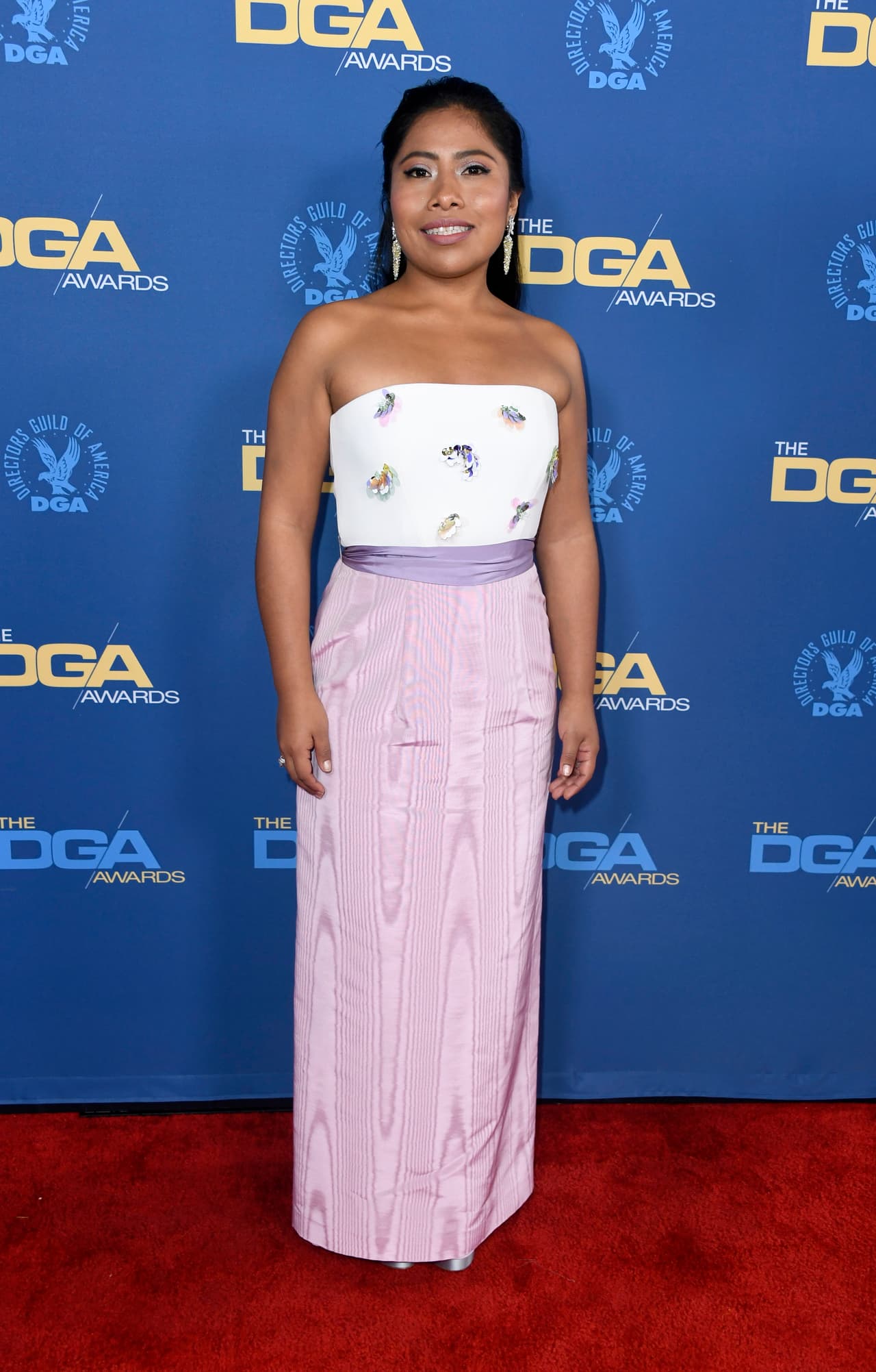 <b>#21</b>
<br>El color lila también estuvo presente en su outfit del diseñador español Jesús del Pozo en los Directors Guild Of America Awards de 2019. 
<br>