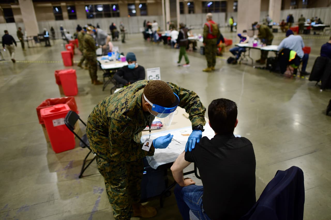 <b>12 de marzo de 2021: 35 millones de personas completamente vacunadas en Estados Unidos y más de 8 millones de dosis administradas diariamente en el mundo.</b>
<br>
<br> En Estados Unidos el 20.0% de la población ha recibido al menos una dosis de la vacuna, 
<a href="https://usafacts.org/visualizations/covid-vaccine-tracker-states/?utm_source=google&utm_medium=cpc&utm_campaign=ND-COVID&gclid=Cj0KCQiAv6yCBhCLARIsABqJTjZMuaNsdiOqlJWW_ZEuRk-npo6HBQ6Y681aMvhTSNDzZbuov8QZpO8aAuLjEALw_wcB"><u>unos 66 millones, y 10.6% de los estadounidenses ya están completamente vacunados</u></a>.
<br>
<br>La semana anterior el país alcanzó un promedio de alrededor de 2.17 millones de dosis al día, según los CDC. En la fotografía un centro de vacunación organizado por el Gobierno Federal y las autoridades locales en Philadelphia, Pennsylvania, el 2 de marzo.