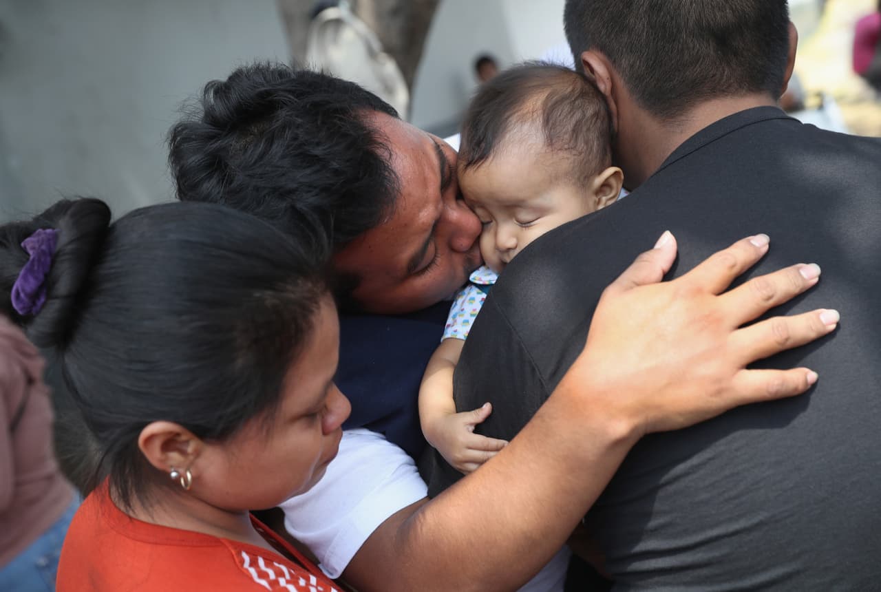 Erick Pérez, guatemalteco deportado de Estados Unidos, saluda a sus familiares al llegar a la Ciudad de Guatemala desde Texas. 9 de febrero de 2017. El Secretario de Seguridad Nacional de EEUU hizo un llamado a quienes pretenden emigrar sin documentos a que se abstengan y garanticen su seguridad. 
<b><a href="http://www.univision.com/noticias/inmigracion/kelly-dice-que-los-indocumentados-seran-devueltos-a-sus-paises-de-origen-aunque-un-memorando-con-su-firma-senala-lo-contrario">“Mi consejo es que no arriesguen su vida o la de sus apreciados hijos en este viaje tan peligroso”, porque “el terreno entre Guatemala y Estados Unidos es brutal”.</a></b>