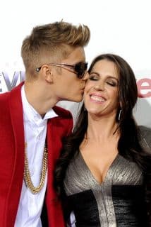 Lo crió completamente sola y en el 2007, cuando Justin Bieber tenía 12 años, publicó en Internet un video de su hijo cantando, que se volvió viral e inició su exitosa carrera.