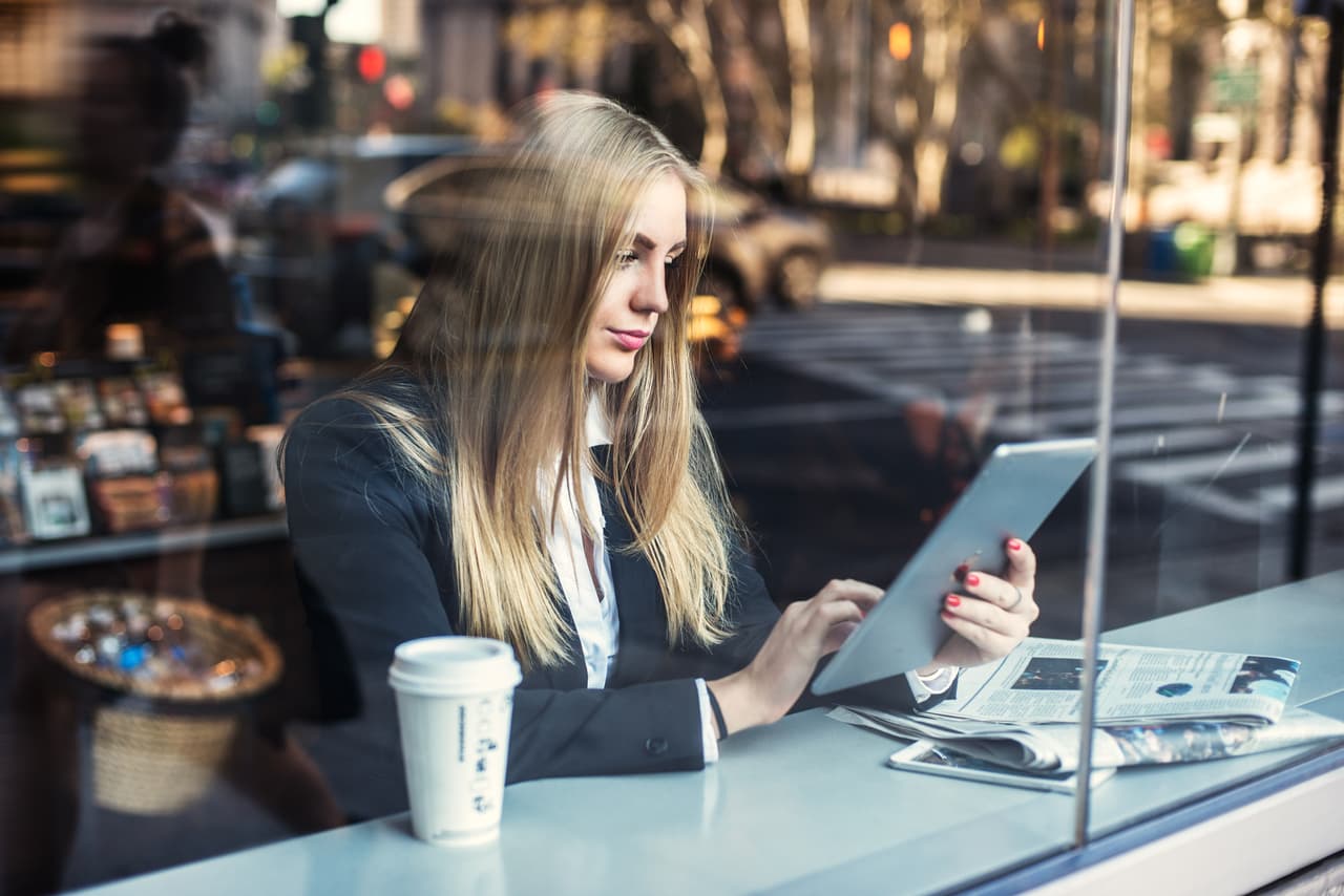 <b>Café.</b>
<br>
<br>Ese café con leche de una cadena especializada de camino a la oficina puede parecer un gasto menor, pero en realidad es un costo importante cuando se acumula. 
<br>
<br>Según Time.com, 
<a href="https://time.com/nextadvisor/banking/savings/save-money-by-making-coffee-at-home/"><u>que sacó estas cuentas</u></a>, si toma dos tazas de café Starbucks por día, a un promedio de 2.75 dólares, gastaría más de 2,000 dólares al año. Una cafetera normal de casa produce cafés de 0.03 centavos por taza, eso suma 45 dólares por año.