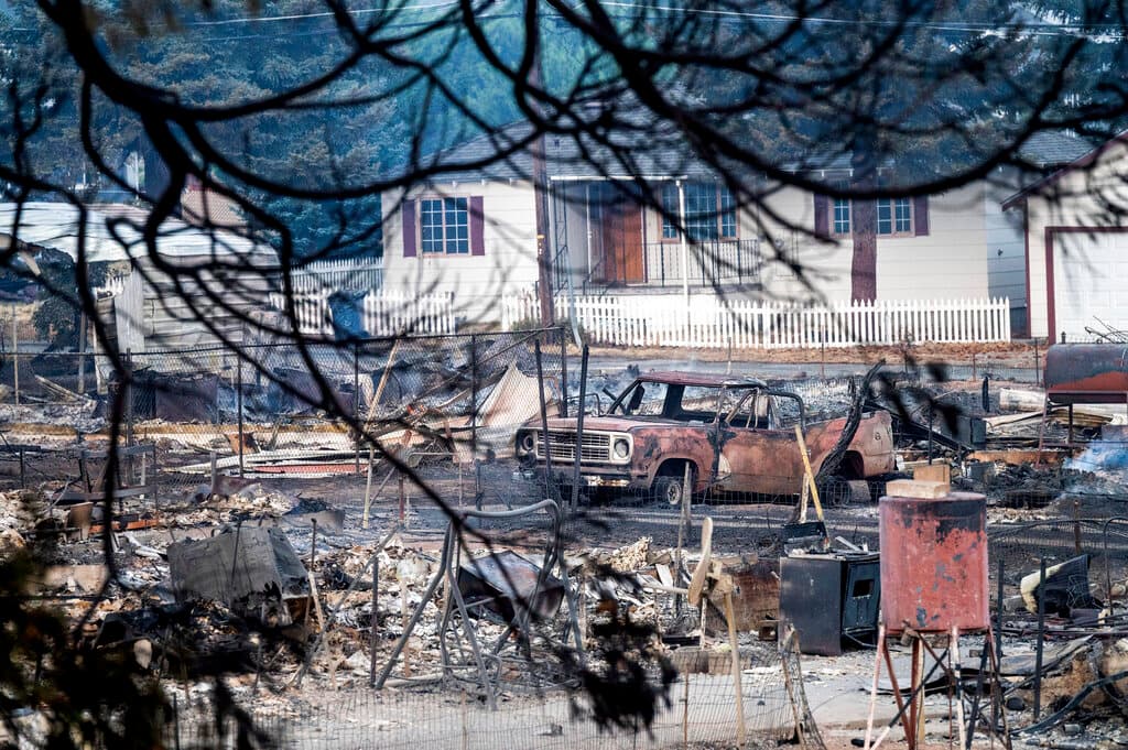 Además de áreas residenciales, las llamas han consumido tierras boscosas y destruyeron al menos un edificio industrial, que se cree fue donde se originó el incendio.