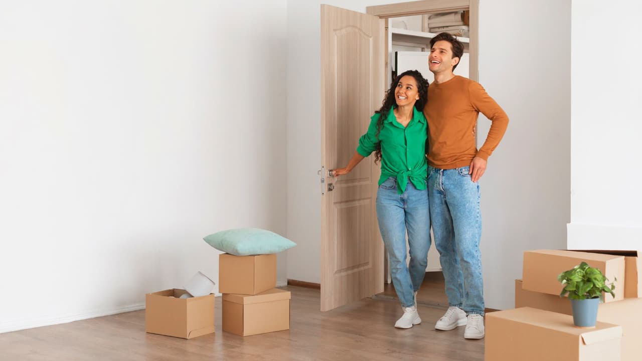 <h3 class="cms-H3-H3">El impacto en el sector inmobiliario y la educación</h3>
<br>🏡 1.4 millones de inmigrantes son propietarios de vivienda en Texas, sosteniendo el mercado inmobiliario y la economía local. 
<br>📌 $13.7 mil millones pagados en renta por hogares liderados por inmigrantes. 
<br>📚 3 millones de residentes nacidos en Estados Unidos viven con al menos un padre inmigrante, lo que resalta la conexión de esta comunidad con la siguiente generación de texanos. 
<br>📌 Más de 89,000 estudiantes internacionales en universidades texanas aportan $2.5 mil millones a la economía y sostienen más de 22,000 empleos.
