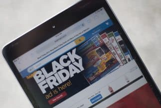 <b>Descuentos en gadgets y electrónicos:</b>
<br>
<br>
<b><a href="https://news.walmart.com/2017/11/09/with-must-have-products-great-prices-more-availability-and-easier-shopping-walmart-helps-customers-rock-black-friday-2017">Walmart:</a></b> 
<br>A través de un comunicado Walmart ha hecho enfásis en las ofertas que tendrán para comprar televisores, dispositivos inteligentes para el hogar, consolas de videojuegos, laptops y tabletas. Los descuentos estarán disponibles en línea la madrugada de Thanksgiving a partir de las 12:01 a.m. (ET).