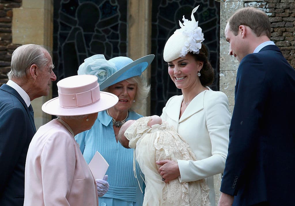 En el 
<b>verano 2015</b>, la familia real recibió a una nueva integrante, la 
<b>princesa Charlotte</b>. En la imagen se aprecia a la reina Isabel, el príncipe Felipe (fallecido este 2021) y Camila, duquesa de Cornwall.