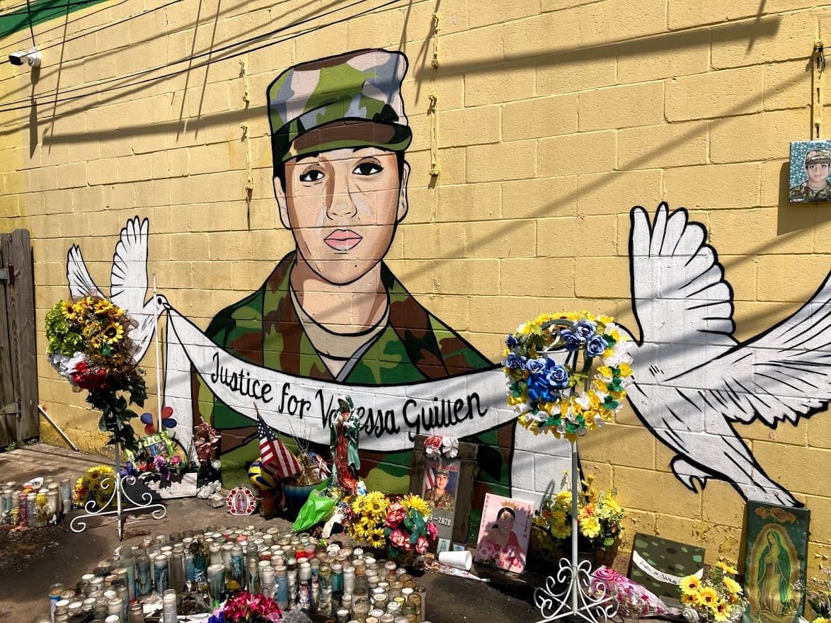 Un mural representa una silueta de Vanessa Guillén con uniforme del ejército y las palabras "Justicia para Vanessa Guillén", en la Taquería Del Sol cerca de la casa de la familia en Houston, pintado por los artistas Donkee Boy y Donkee Mom.