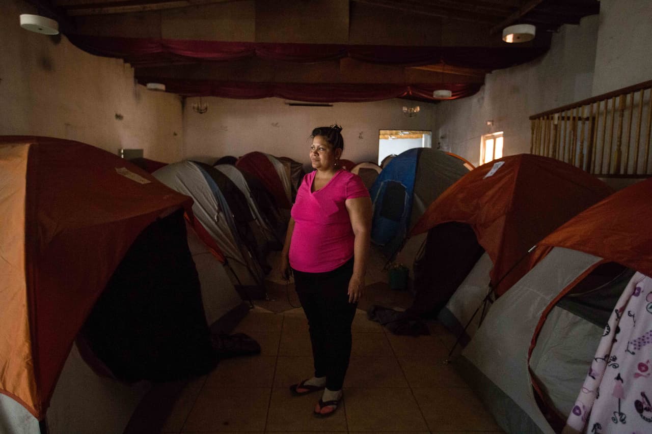 Diana Vidal, otra salvadoreña de 32 años, también está en Tijuana. Huyó porque tanto las pandillas como la policía acosaron a sus hijos y los obligaban a cumplir órdenes. Cuando ella puso la denuncia en la Fiscalía, la policía comenzó a golpear a los adolescentes e incluso la amenazaron de muerte. Y una noche llegaron miembros de la pandilla Máquina, una de las menos numerosas y quienes controlaban la zona en la que ellos vivían, y les dieron 30 minutos para tomar unas pocas cosas y marcharse de la casa. Así hicieron. Ahora tienen algunos meses en Tijuana. Dice frustrada que ha hablado con cinco abogados y que ninguno ha aceptado su caso. 
<b>"El juez me dijo que tenía 87% de probabilidades de entrar (a Estados Unidos) con un abogado",</b> dice. "El problema es que ninguno quiere venir aquí porque dicen que están saturados".
<br>