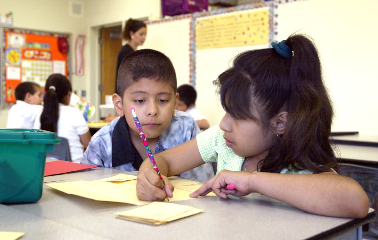 La educación bilingüe está de moda. Irónicamente esto puede perjudicar a los estudiantes latinos