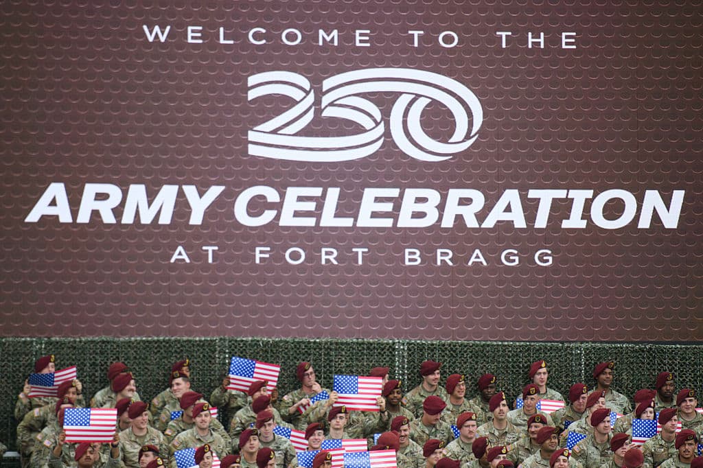Se trató de la primera de 
<b>una serie de celebraciones</b> por el aniversario del Ejército 
<b>que contará con la participación del presidente Trump</b>.
<br>
<br>El cierre es un 
<b><a href="https://www.univision.com/local/washington-dc-wfdc/washington-dc-preparativos-desfile-militar-polemica" target="_blank">gran desfile en Washington DC</a></b>, pautado para 
<b>el sábado 14 de junio</b>, donde esperan a más de 6,700 soldados, vehiculos blindados, tanques M1A2 Abrams y helicópteros. La conclusión en la noche será un show de fuegos artificiales.