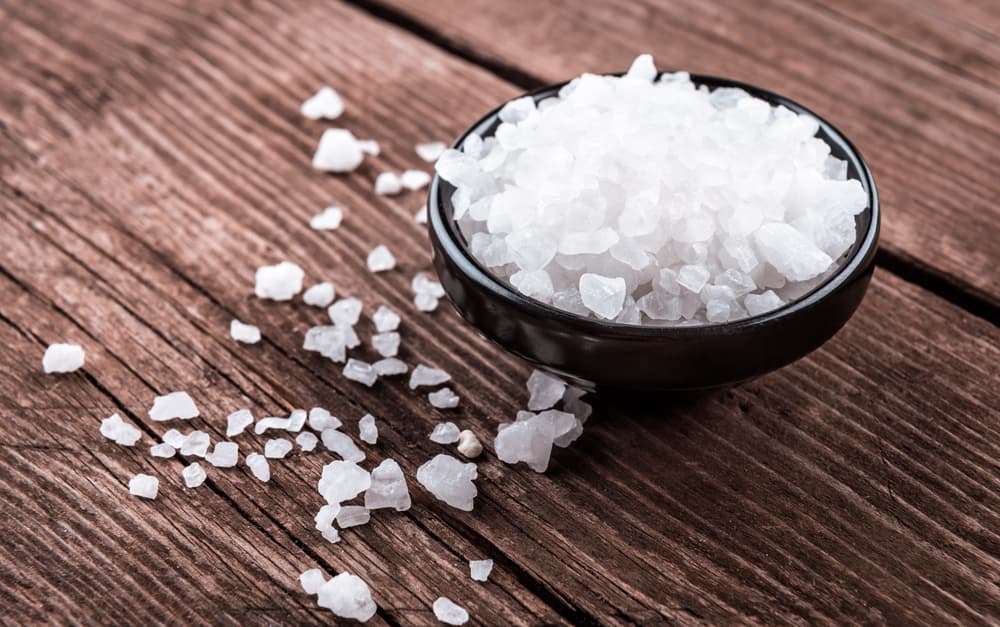 El primer ingrediente que necesitas es sal de mar. Es esencial que sea esa y no de la otra sal refinada, puesto que la sal natural del océano tiene grandes poderes de protección y depuración y es básica en numerosos rituales.
