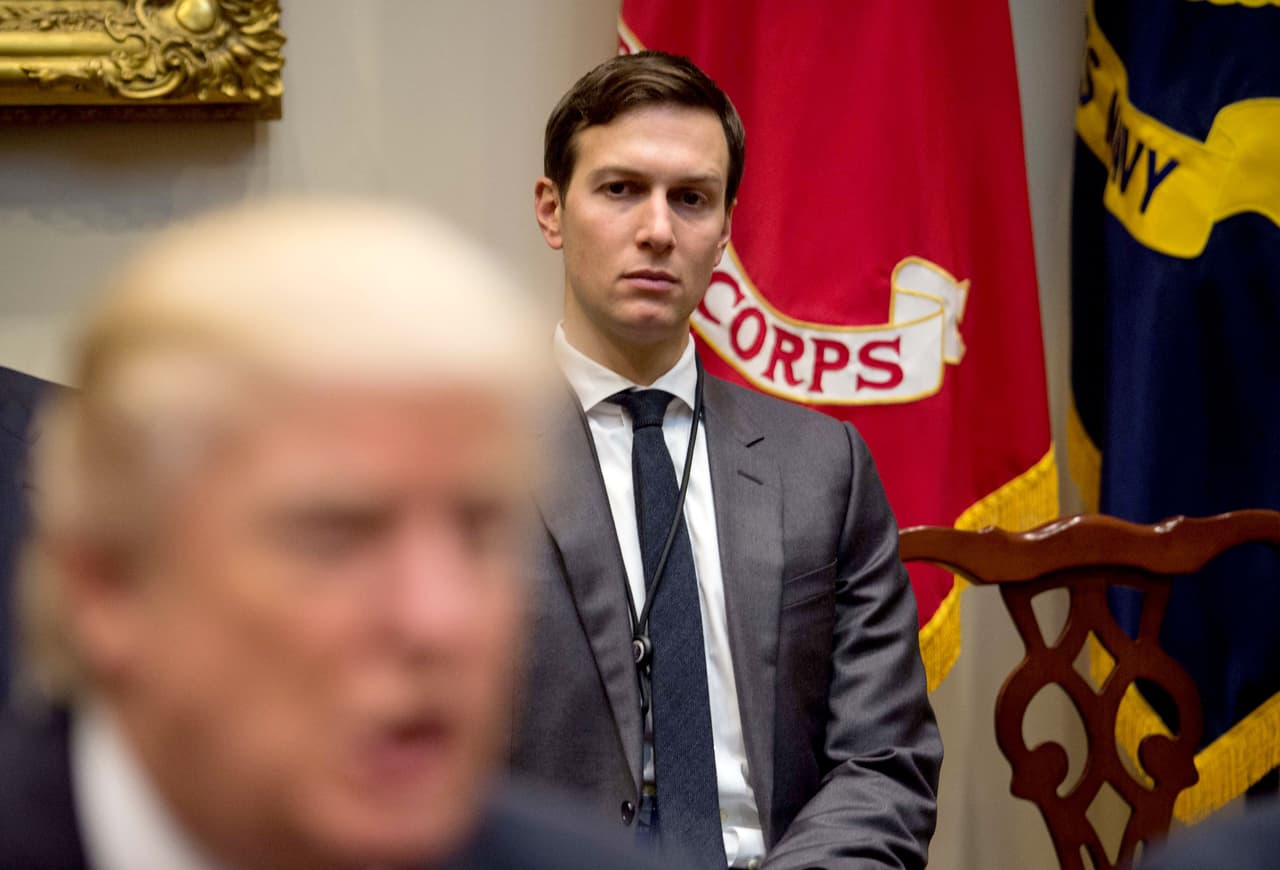 <b>Día 67/Marzo 27:</b> El presidente 
<b><a href="http://www.univision.com/temas/donald-trump">Donald Trump</a></b> 
<b><a href="http://www.univision.com/noticias/politica/trump-creara-una-oficina-para-saltar-el-muro-de-la-burocracia-federal-y-privatizar-funciones-del-gobierno">quiere constituir una oficina de la Casa Blanca que tendrá la misión de reformar la burocracia federal y darle cumplimiento a las principales promesas de la campaña electoral</a></b>, para lo cual recopilará ideas del mundo empresarial y promoverá la 
<b>privatización de algunas funciones del gobierno</b>, según reveló el diario 
<b><a href="https://www.washingtonpost.com/politics/trump-taps-kushner-to-lead-a-swat-team-to-fix-government-with-business-ideas/2017/03/26/9714a8b6-1254-11e7-ada0-1489b735b3a3_story.html?utm_term=.dcd0e2a7ab43">The Washington Post</a></b>. La Oficina de Innovación Estadounidense de la Casa Blanca, que según el diario será anunciada este mismo lunes por Trump, estará dirigida por 
<b><a href="http://www.univision.com/noticias/politica/jared-kushner-el-poderoso-yerno-por-el-que-trump-podria-esquivar-una-ley-motivada-por-los-kennedy">Jared Kushner</a></b>, el yerno del presidente y consejero principal, 
<b>operará con total autonomía y reportará directamente a Trump</b>.
<br>