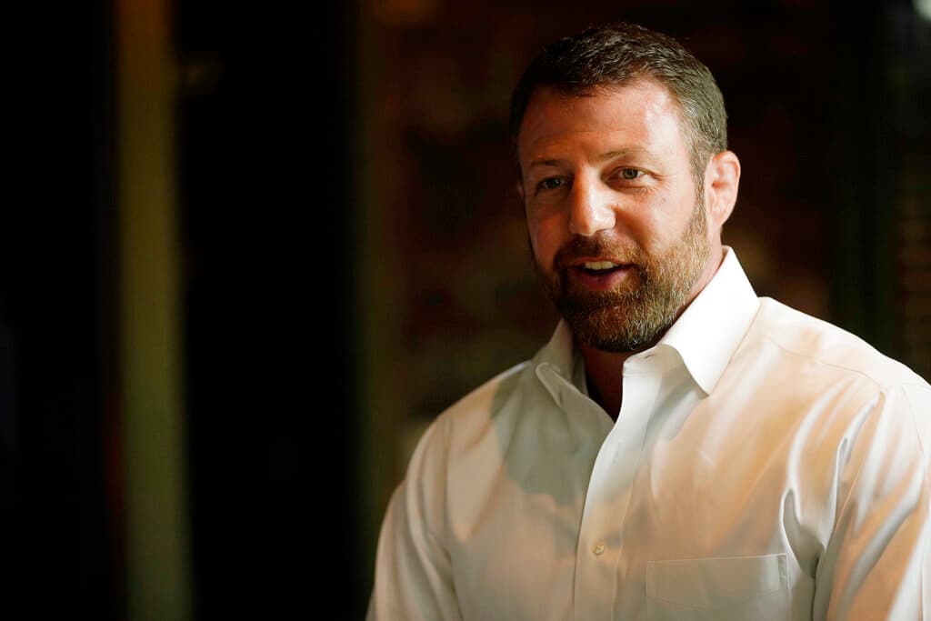 <b>11. Markwayne Mullin (republicano): </b>se convertirá en 
<b>el primer senador nativo estadounidense de Oklahoma en casi 100 años</b>. Mullin es miembro de la Nación Cherokee y actualmente es representante federal por el 2ndo Distrito Congresional de Oklahoma. Antes que Mullin, el otro senador nativo estadounidense fue el demócrata Robert Owen, también de la Nación Cherokee, de 1907 a 1925.