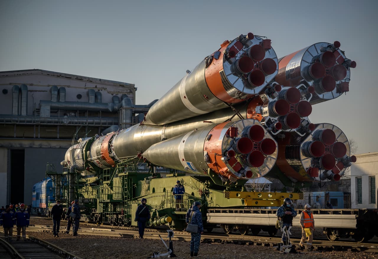 El año pasado, Rusia perdió el monopolio de los viajes hacia la ISS y ahora compite con 
<a href="https://www.univision.com/temas/spacex">SpaceX</a>, la empresa de 
<a href="https://www.univision.com/temas/elon-musk">Elon Musk</a>. Una nueva realidad que podría significar falta de ingresos para Roscosmos, que hasta ahora facturaba varios millones de dólares a la NASA por cada lugar hacia la ISS. La próxima misión de Space X hacia la ISS despegará el 22 de abril desde 
<a href="https://www.univision.com/temas/florida">Florida</a>.