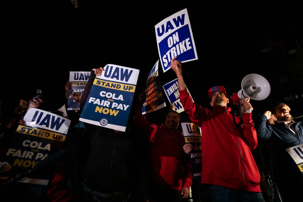 United Auto Workers se declara en huelga tras no lograr un acuerdo con los tres grandes fabricantes de carros de Detroit
