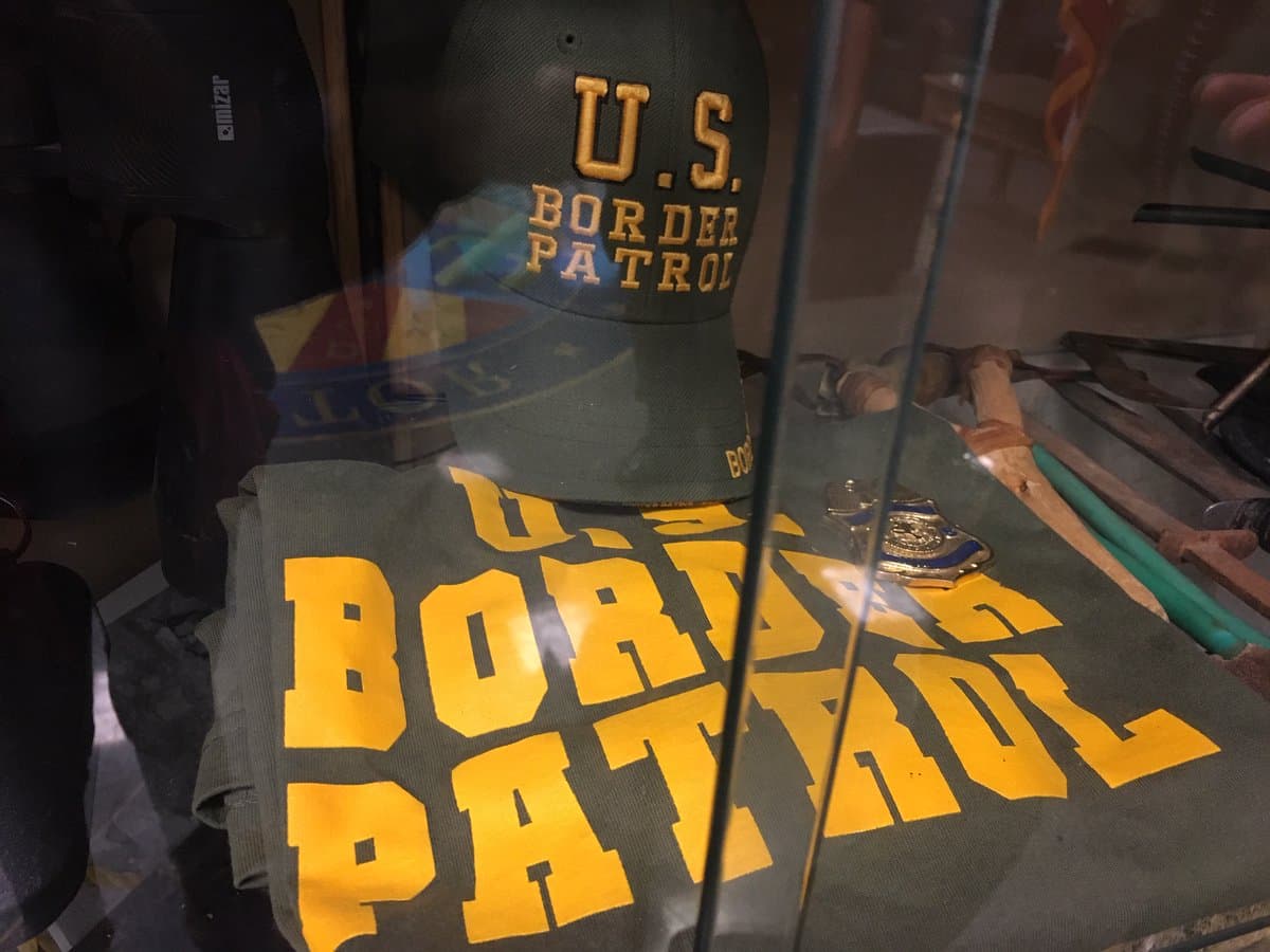 Estos vigías también suelen usar ropa de tipo militar, artículos para camuflarse en el desierto y hasta falsos uniformes de la Patrulla Fronteriza, como el que se observa en esta fotografía.