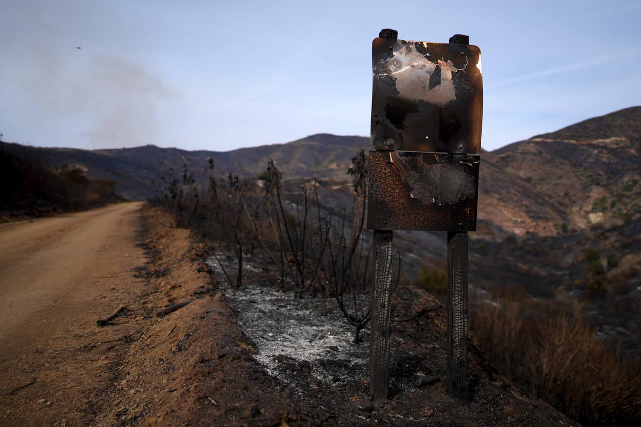 Los 
<b>estragos del fuego son visibles</b> por casi todos los sitios donde ardió el incendio Franklin y que ya fueron apagados, pues aún está activo.
