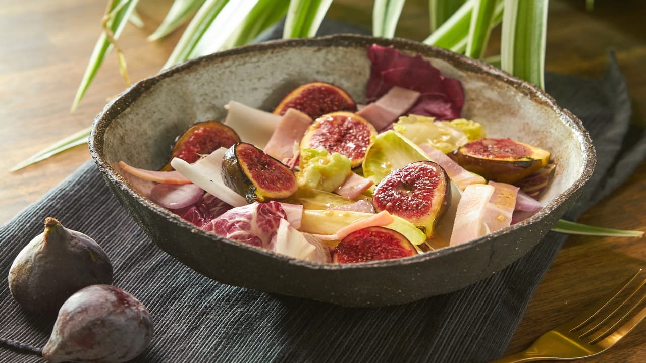 Ensalada de higos y tocino crudo