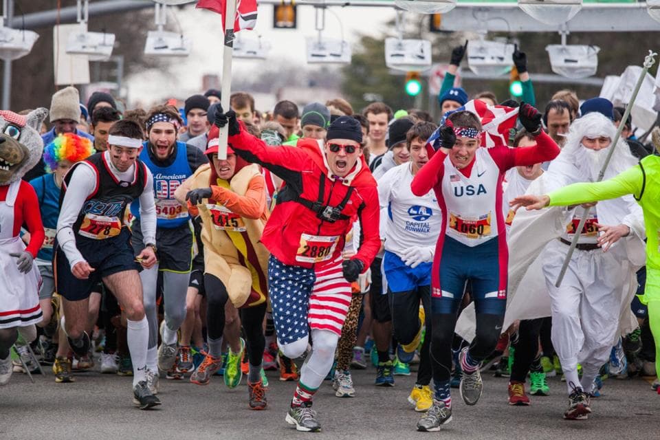 <b>Evento</b>: Krispy Kreme Challenge
<br>
<b>Fecha</b>: 3 de febrero
<br>
<b>Lugar</b>: NCSU Memorial Belltower
<br>
<b>Sitio web</b>: 
<a href="https://krispykremechallenge.com/">https://krispykremechallenge.com/</a> 
<br>
<br>El Krispy Kreme Challenge requiere que los competidores corran cinco millas, coman una docena de donas en la mitad del camino y lleguen a la meta en menos de una hora.