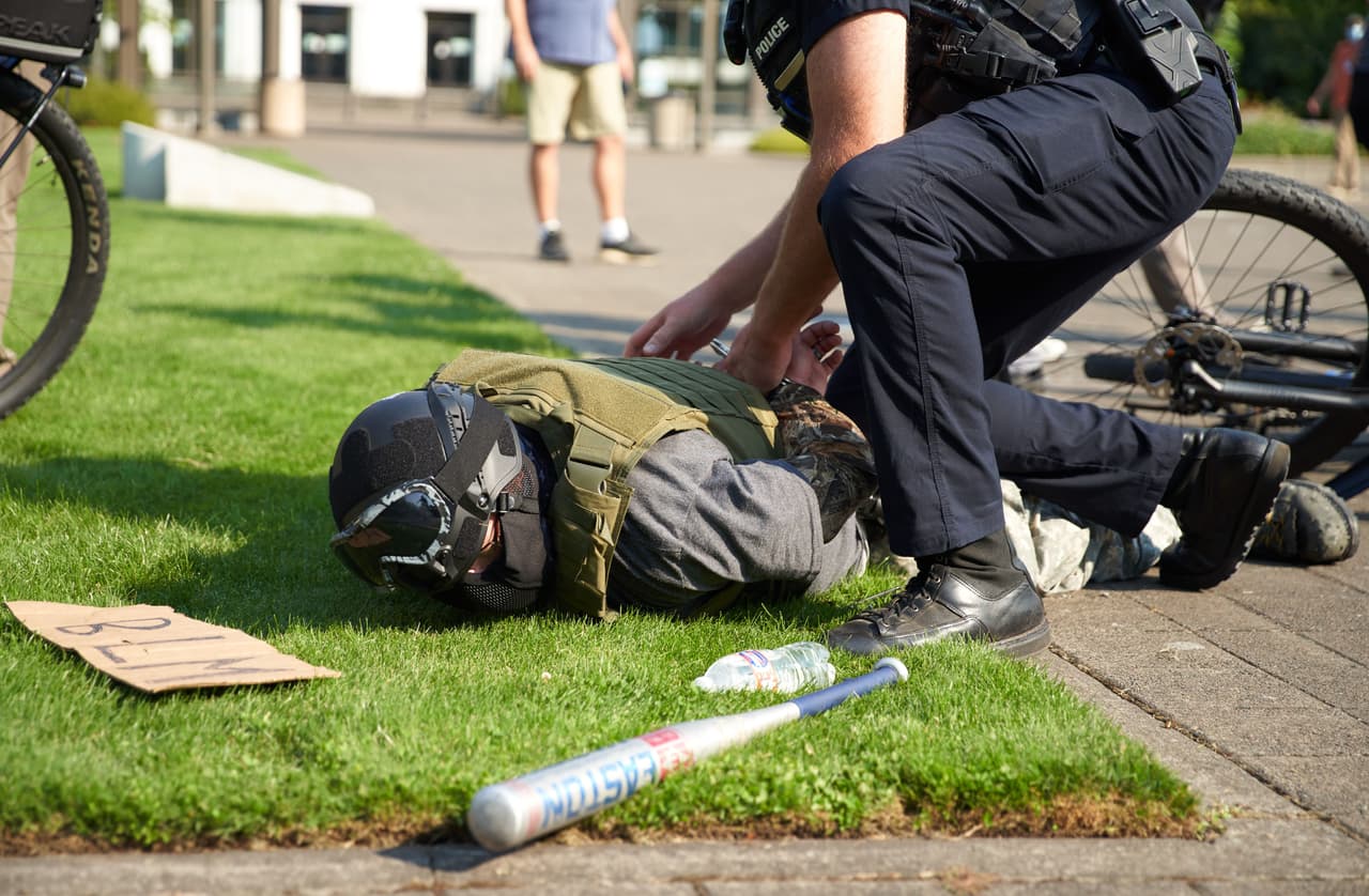 El 7 de septiembre manifestantes pro Trump y miembros del grupo supremacista blanco Proud Boys se enfrentaron a manifestantes del movimiento ‘Black Lives Matter’ en Salem, Oregon.