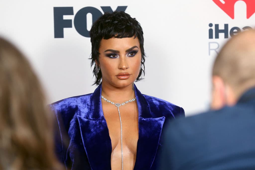 En mayo de 2021, se declaró de género no binario y tiene una carrera exitosa, tras ser nomidada dos veces al Grammy y cuatro en los Premios Brit.