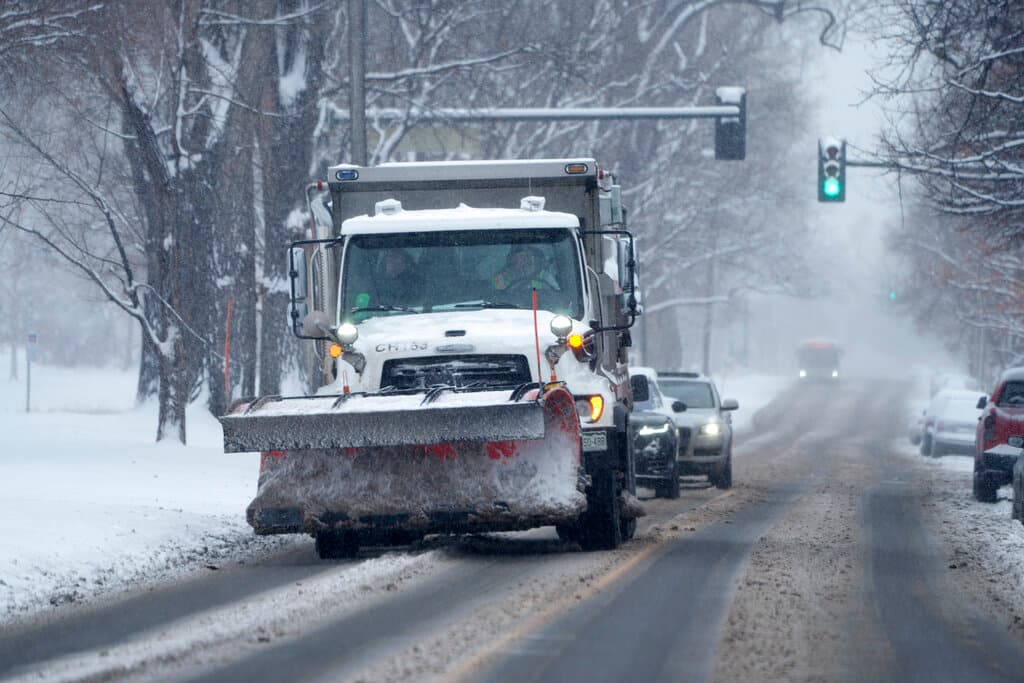 Un camión excavador retira la nieve acumulada en una avenida de 
<a href="https://www.univision.com/temas/denver-colorado">Denver</a> después de una tormenta de invierno con nieve pesada tapizó el estado.